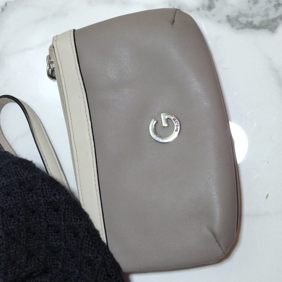 Claire's Beret & Guess Wristlet Set - Picture 3 of 6